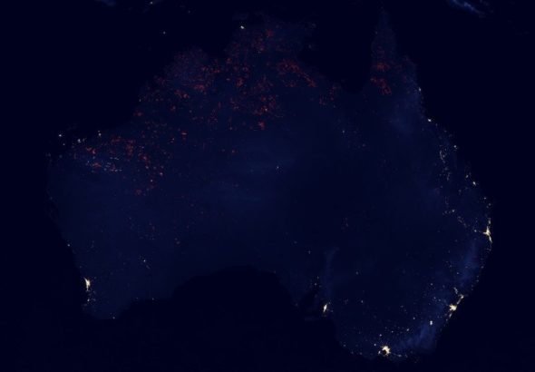 衛星データで合成されたオーストラリアの夜間光の様子。南東部沿岸のアデレード周辺などが明るく光っている