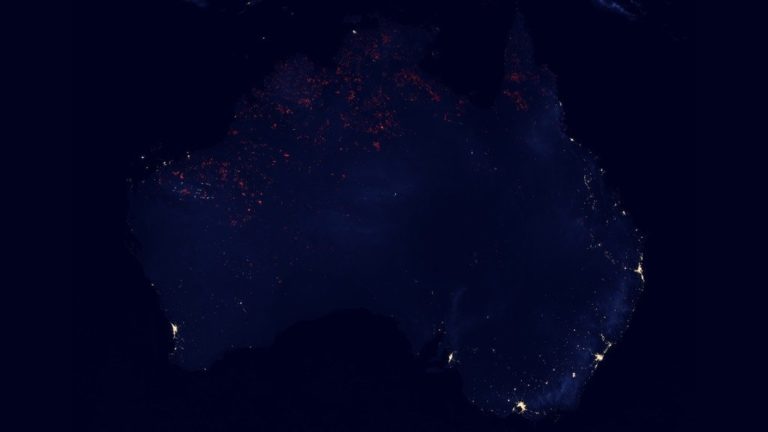 衛星データで合成されたオーストラリアの夜間光の様子。南東部沿岸のアデレード周辺などが明るく光っている